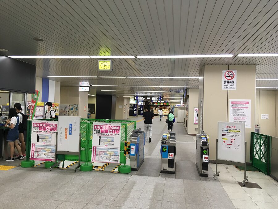 Hokuso Line and Sky Access tracks at Shin-Kamagaya Station