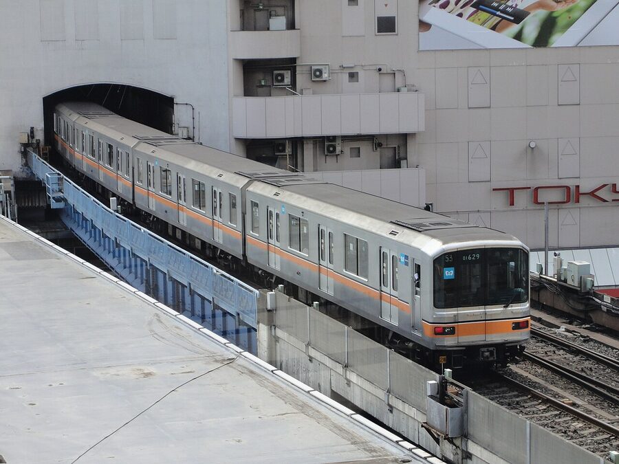 A Tokyo Metro 01 series train entering the old Shibuya Station