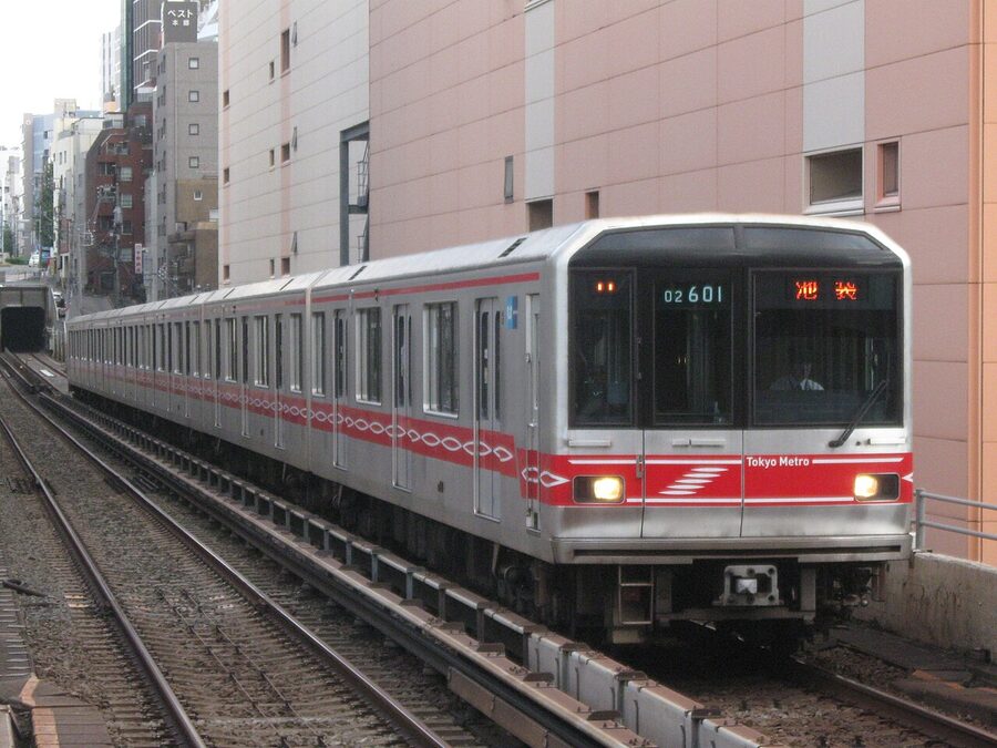A Tokyo Metro 02 series train
