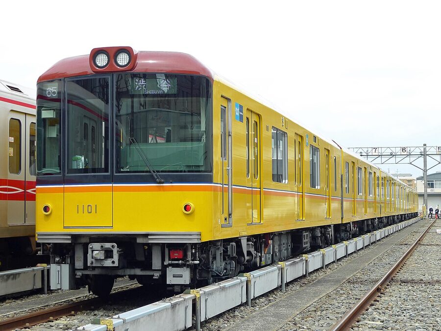 The 1000 series Tokyo Metro train at a Ginza Line station