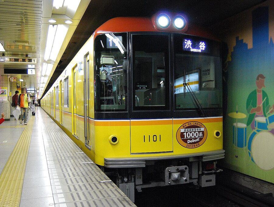 A Tokyo Metro 1000 series train at Tameike-Sanno Station