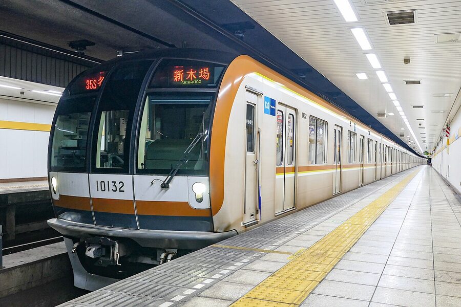 A Tokyo Metro 10000 series train