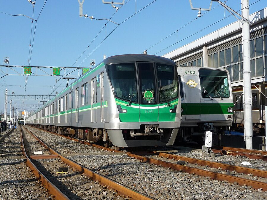 A Tokyo Metro 16000 series train carrying the Laurel Prize plaque