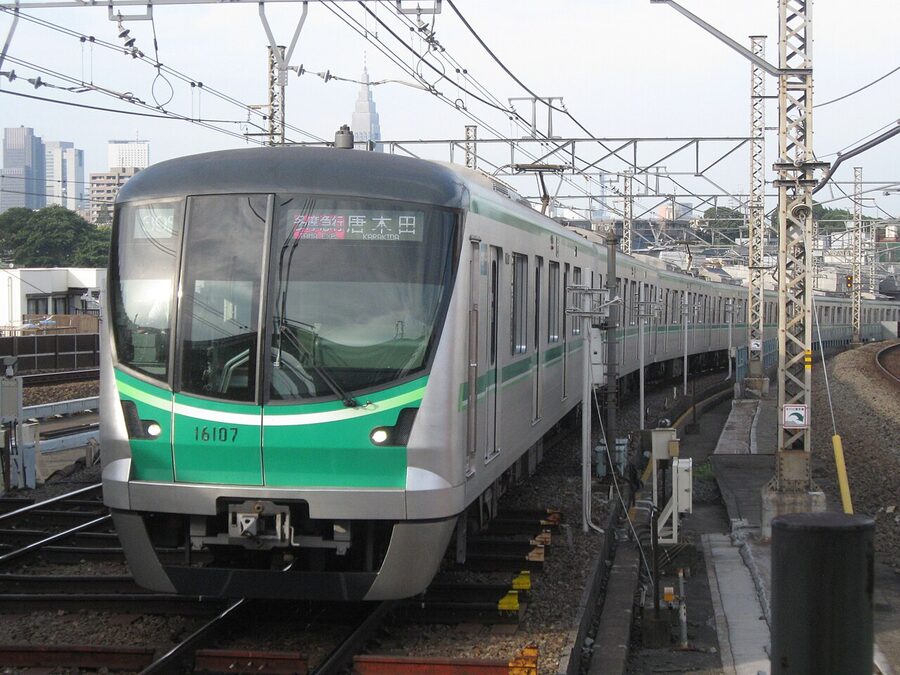 A Tokyo Metro 16000 series train at Yoyogi-Uehara Station