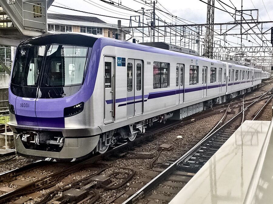 An 18000 series train at Saginuma Station on the Tokyu Den-en-toshi Line