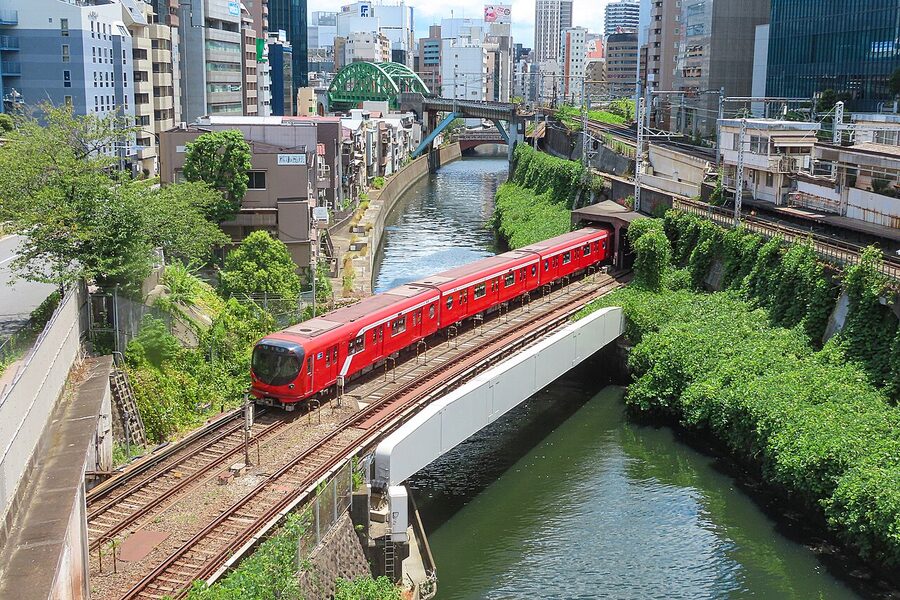 A 2000 series Marunouchi Line train leaving Ochanomizu station