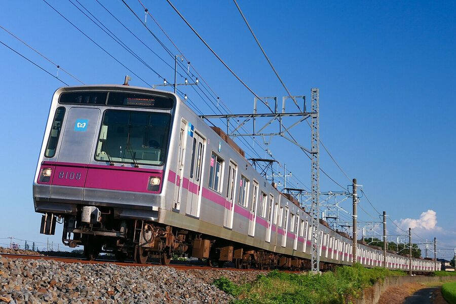 A Tokyo Metro 8000 series train on the Hanzomon Line