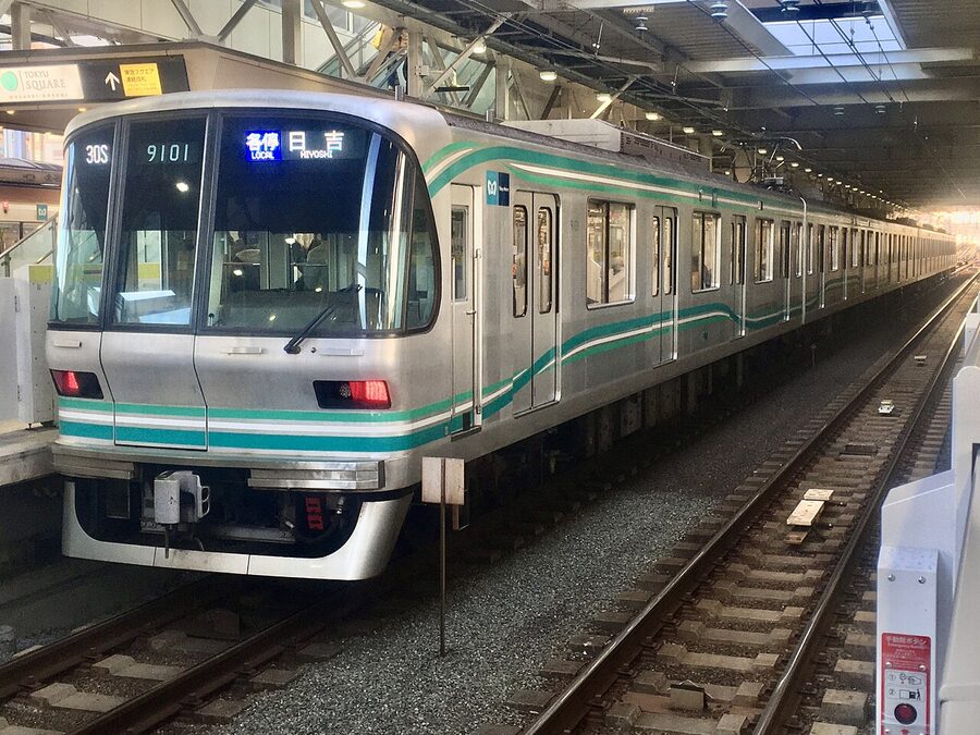 A Tokyo Metro 9000 series train at Musashi-Kosugi Station