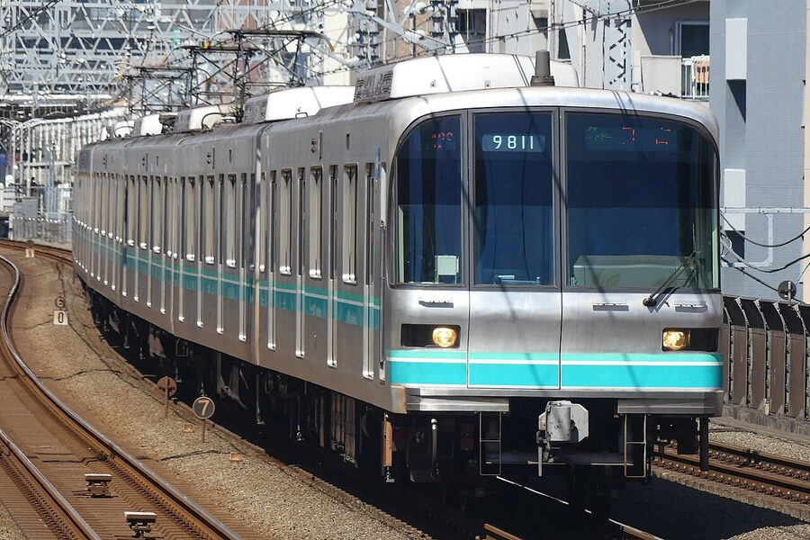 A Tokyo Metro 9000 series train on the Namboku Line