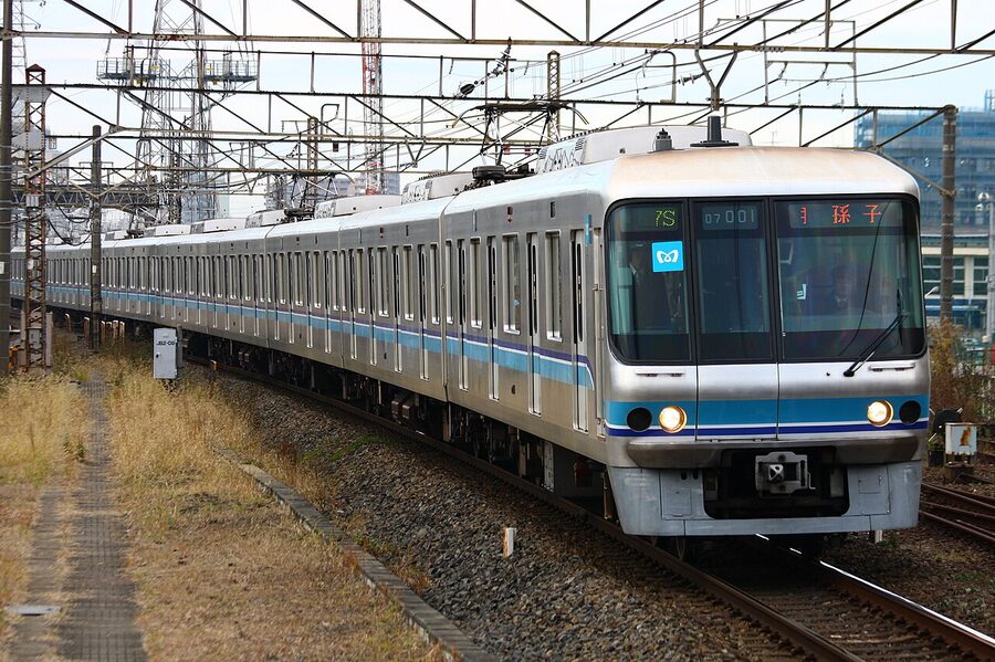 A Chiyoda Line 07 series train