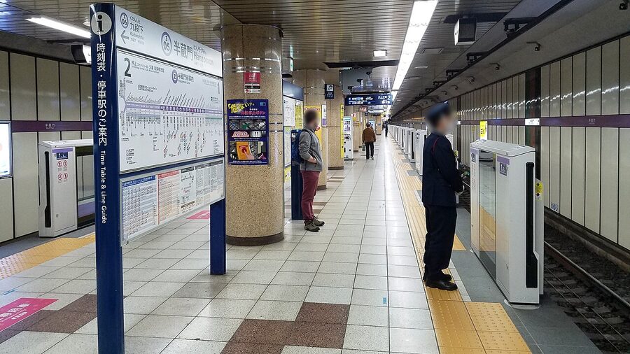 A platform at Hanzomon Station on the Hanzomon Line
