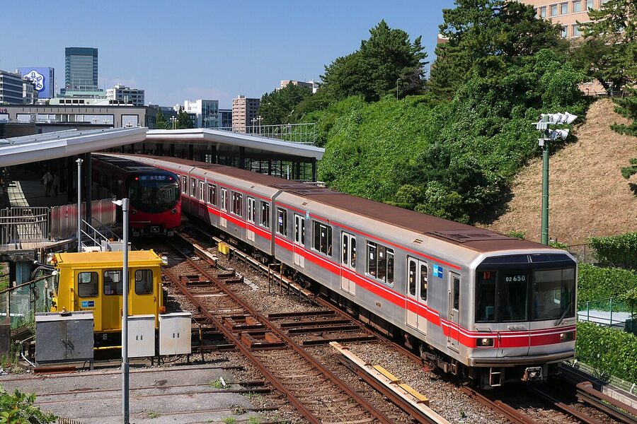 A Tokyo Metro 02 series Marunouchi Line train