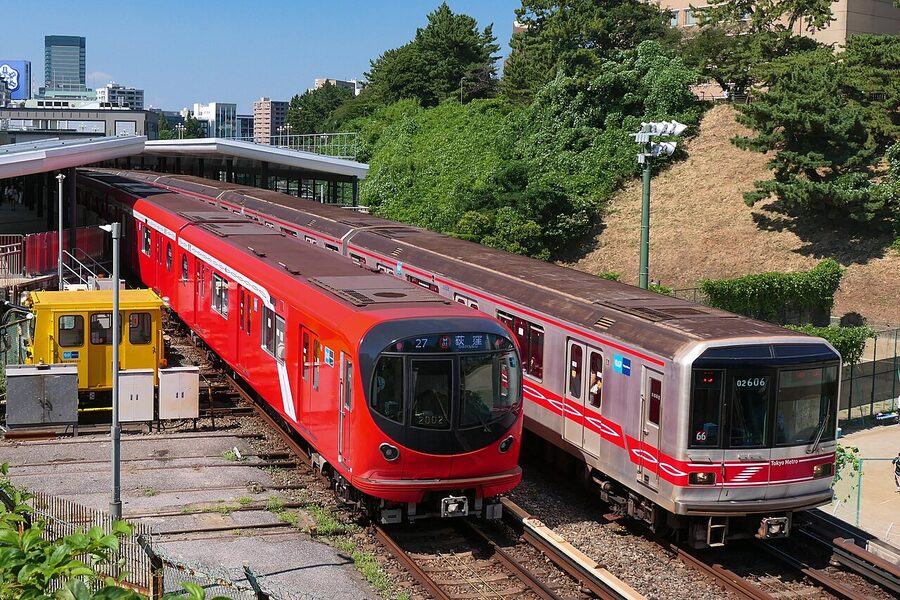 A 2000 series train next to an older 02 series at Yotsuya
