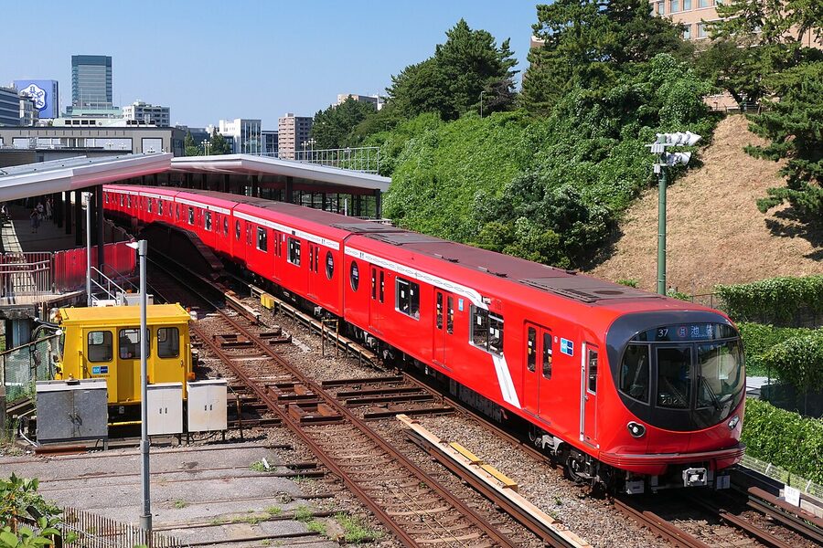 A Tokyo Metro 2000 series train on the Marunouchi Line
