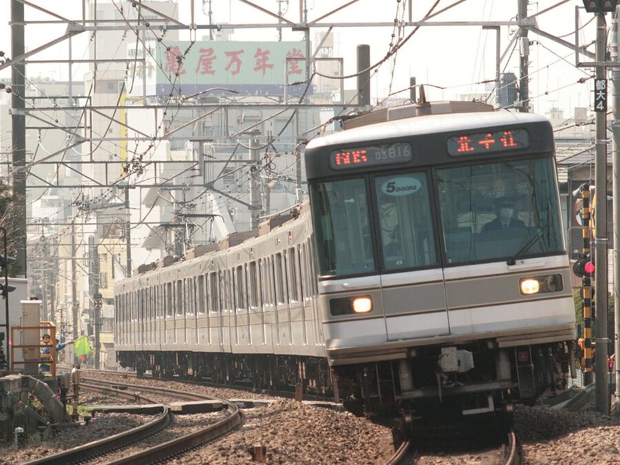 A Teito Rapid Transit Authority 03 series train