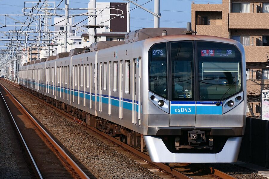 A Tokyo Metro 05 series train on the Tozai Line