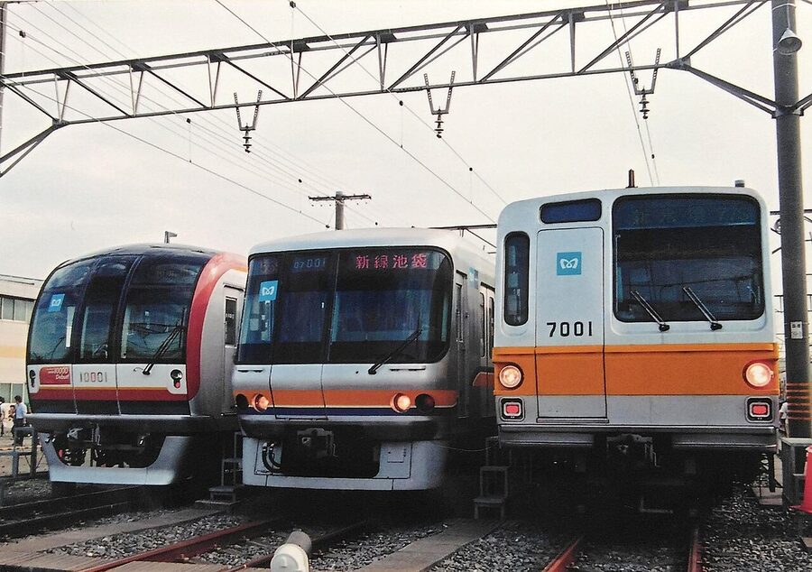 Tokyo Metro Yurakucho Line trains