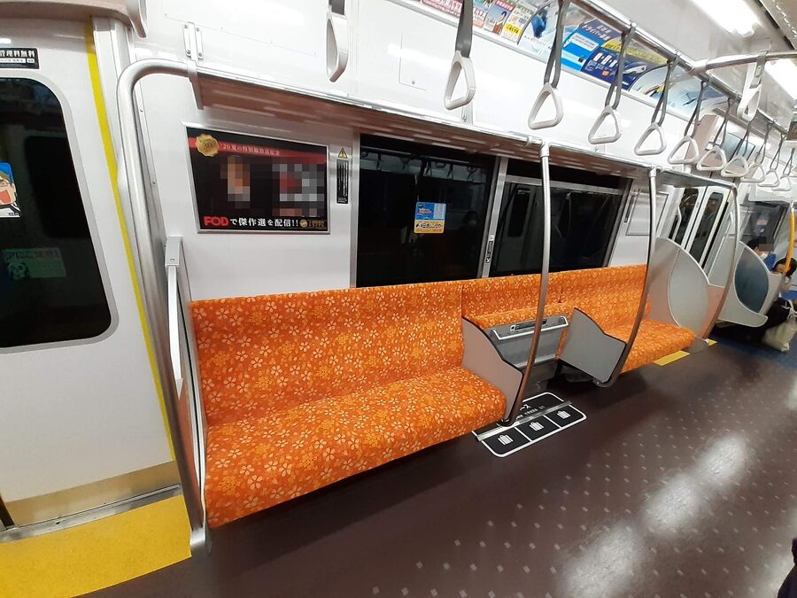 Keisei 3100 series fold-down corner seat next to luggage space