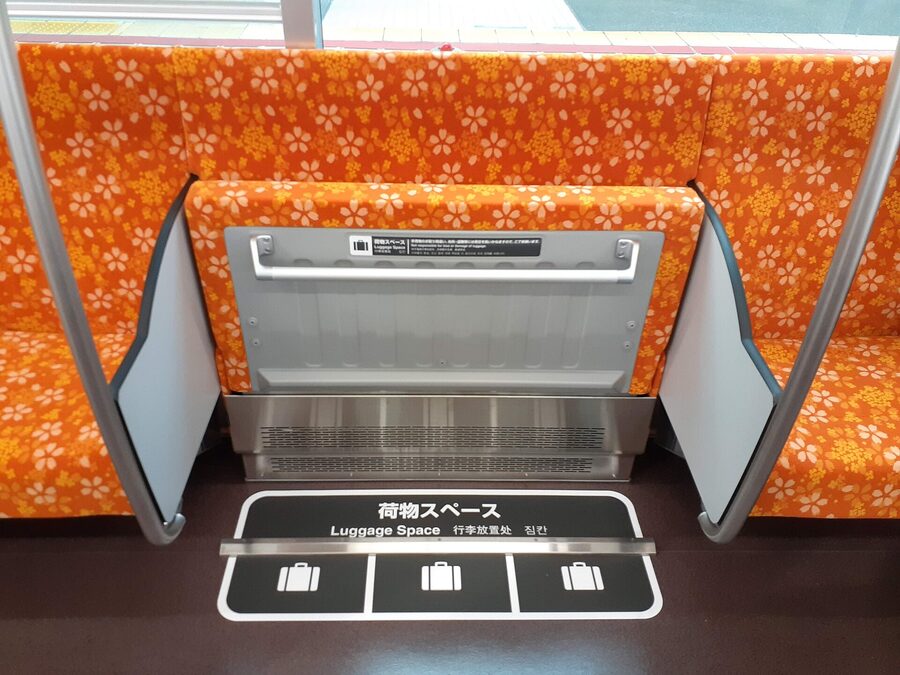 Keisei 3100 luggage rack space