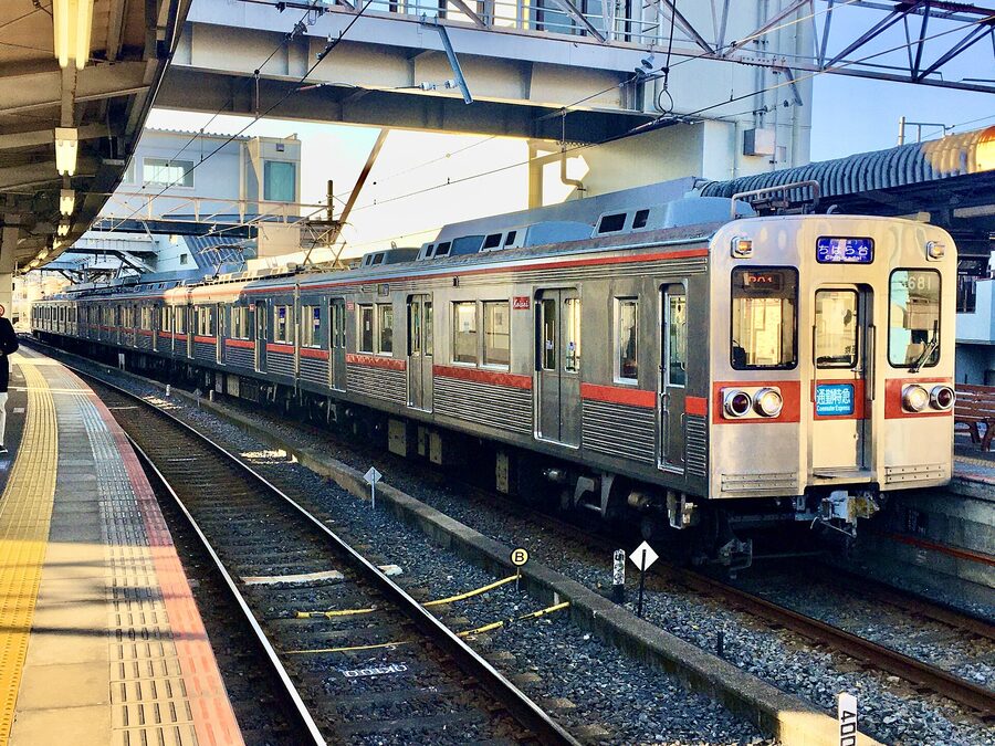 Keisei 3600 series 3688F in revival livery at Keisei-Tsudanuma