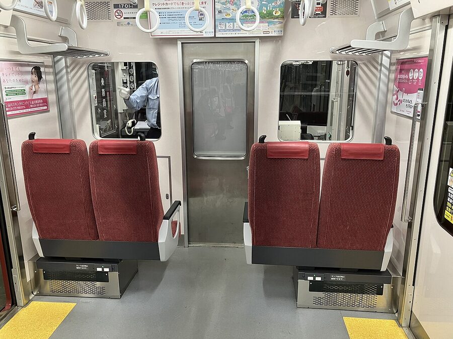 Keikyu 1000 series 1701F cross-seat interior