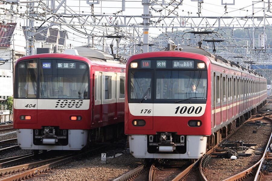 Keikyu 1000 series aluminium and stainless variants side by side