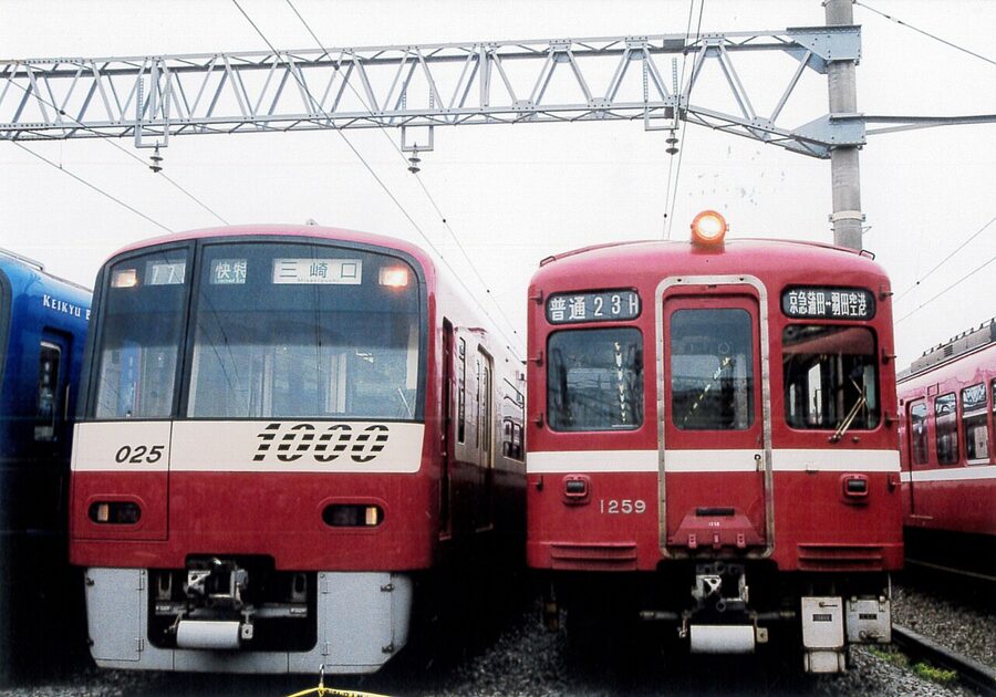 Keikyu old 1000 and new 1000 generations side by side