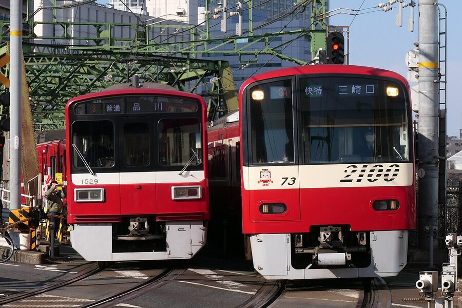 Keikyu 1500 and 2100 series at Shinagawa Station