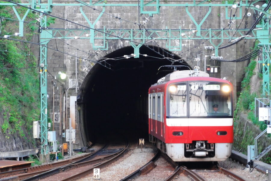 Keikyu departure board at Shinagawa
