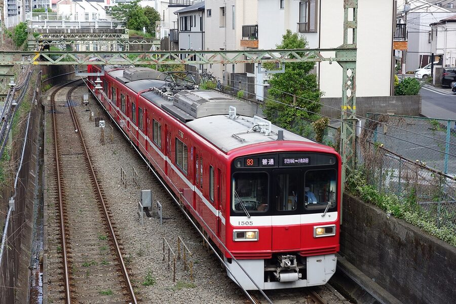 A 1500 form on the Daishi Line, the original 1899 alignment. The 4.5 km branch from Keikyu Kawasaki to Kojimashinden run