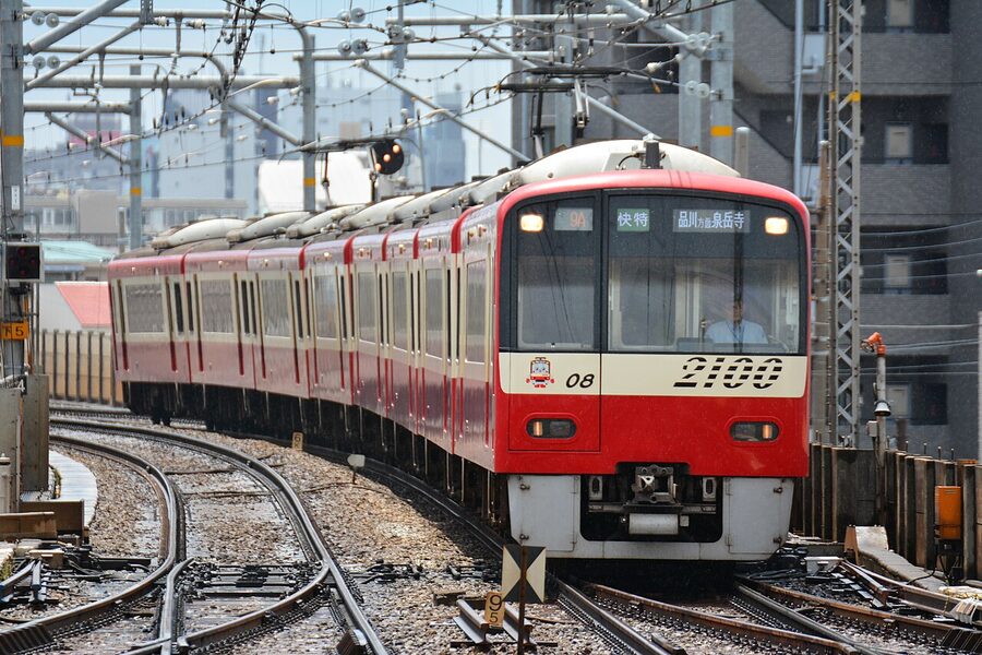 The 2100 in service at Heiwajima. The Siemens GTO chopper drive on these trains produces the rising-pitch acceleration w