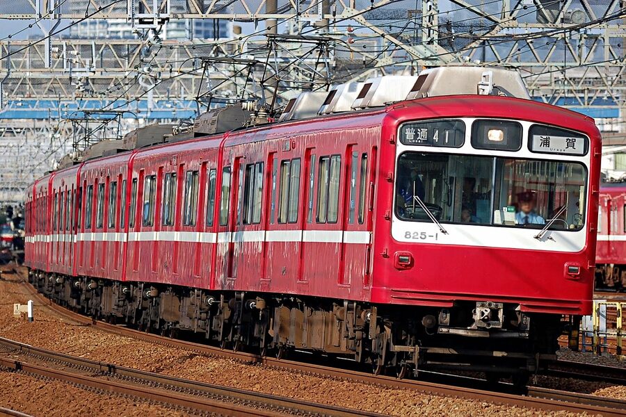 An 800 form, retired 2019. The 800s ran from 1978 to 2019 as a Main Line stopping service set, distinguishable by the ro