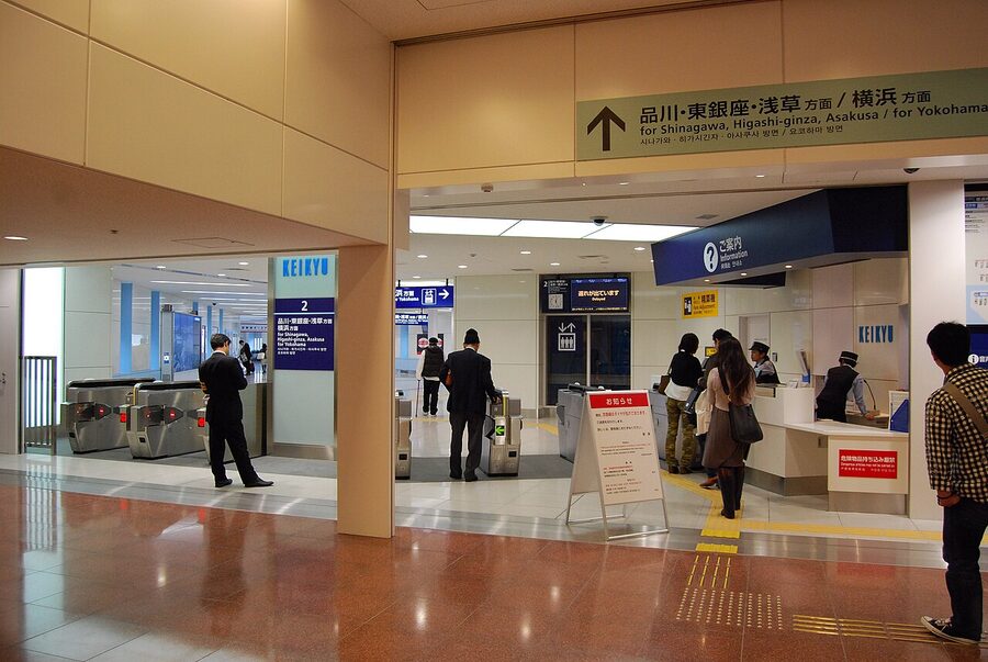 The Keikyu international terminal platform. The station opened on 21 October 2010 the same morning Keikyu changed its En