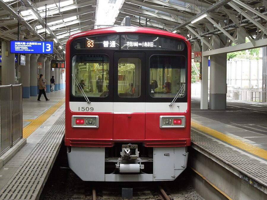 A 1500 form on through-platform 4 at Keikyu Kawasaki. The station has been the network junction for the Daishi Line sinc