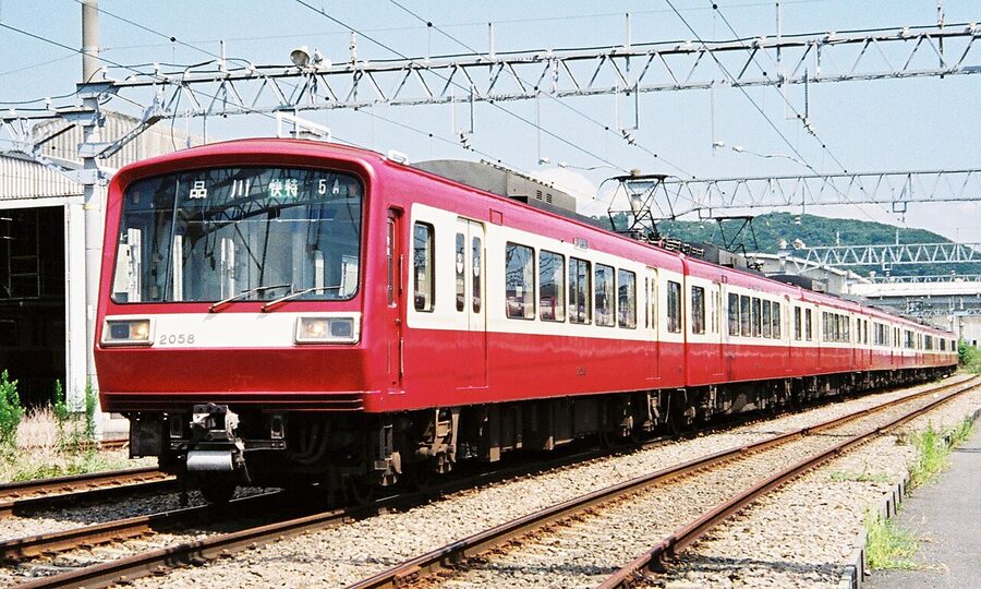 A 2000 form, retired 2018. The 2000s ran the Kaitoku service from 1982 to 1998, when the 2100s took over. The two-and-th