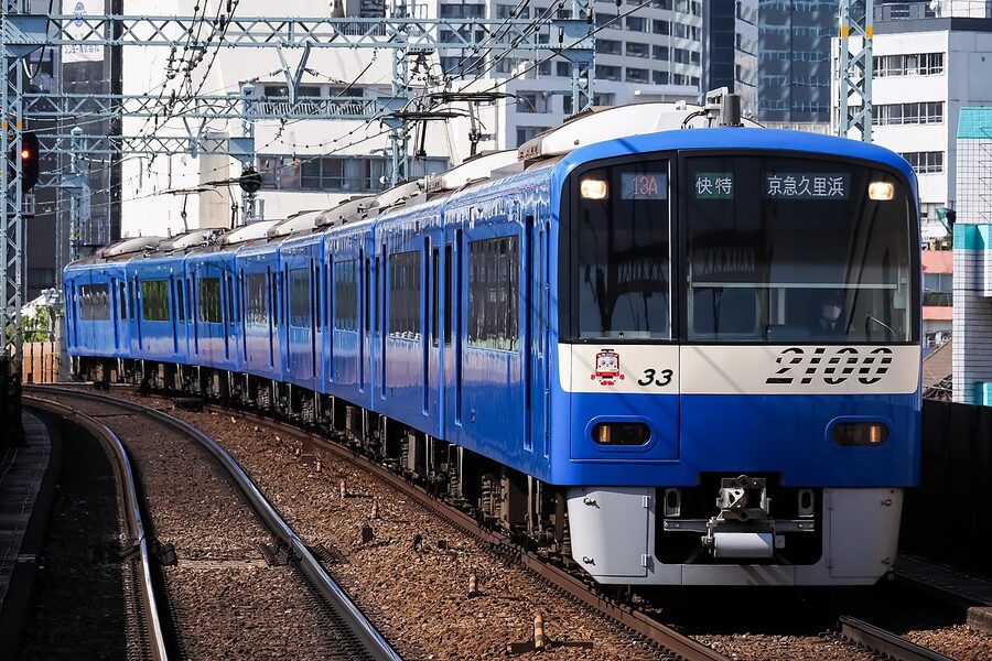 A 2100 form set running the Kaitoku limited-stop service. Eight cars, 120 km/h on the Tokyo Bay corridor, longitudinal c