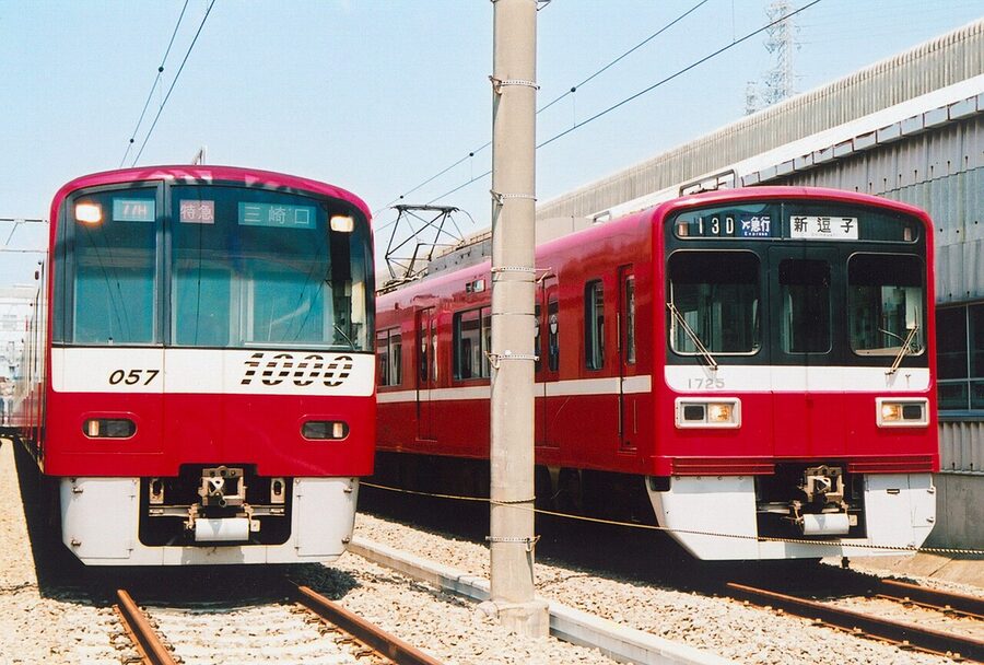 An older 1000 series alongside a 1500 series at Kanagawa-shimmachi depot. The depot has been the network operating centr