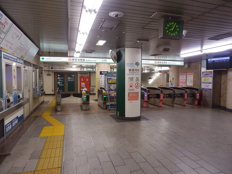 Sengakuji ticket gate. The station marks the boundary between the Keikyu network and the Toei Asakusa Line; through-trai