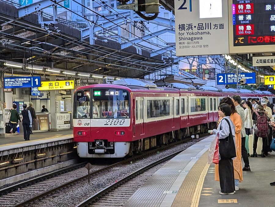 A 600 form pulling out of Yokosuka-chuo on the Uraga-bound stopping service. South of Yokohama the Main Line slows to 11
