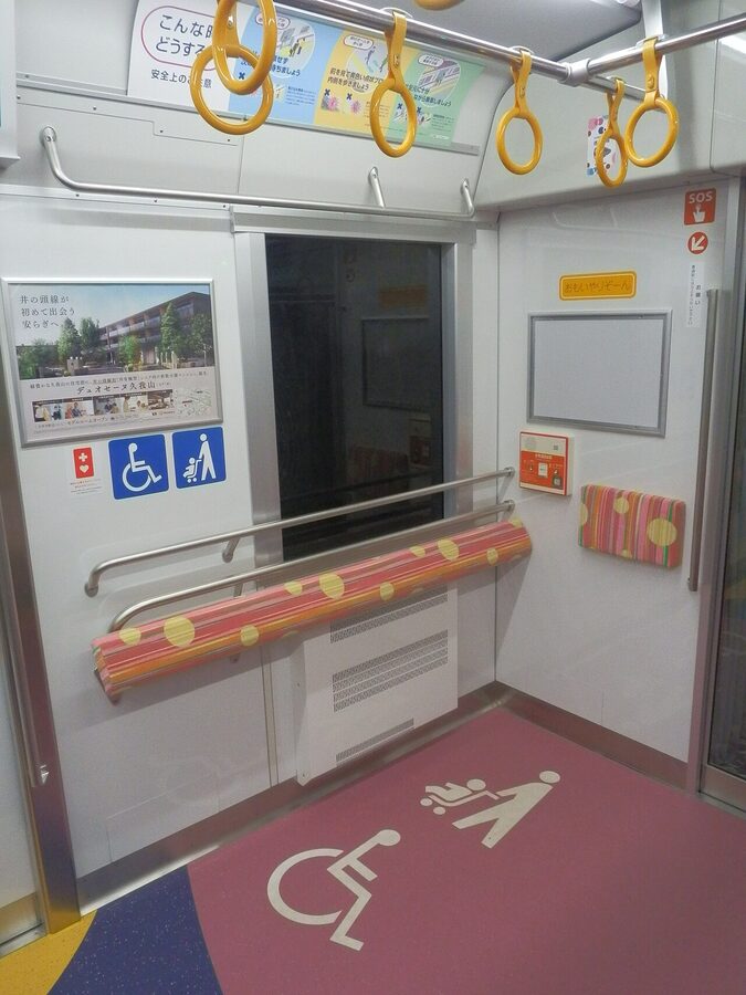 Keio 2000 series II free space car interior
