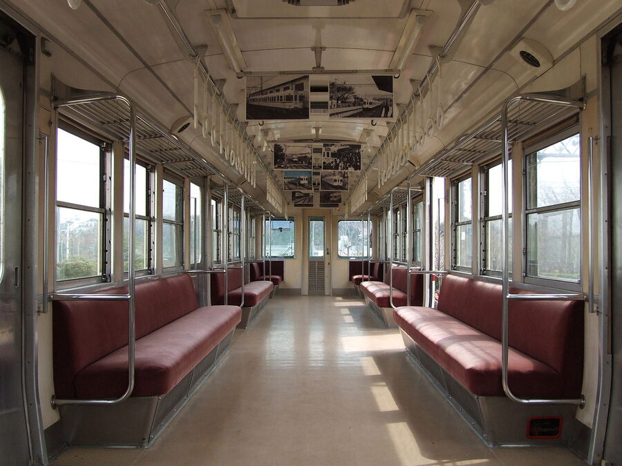 Keio 5000 series II interior in commuter mode