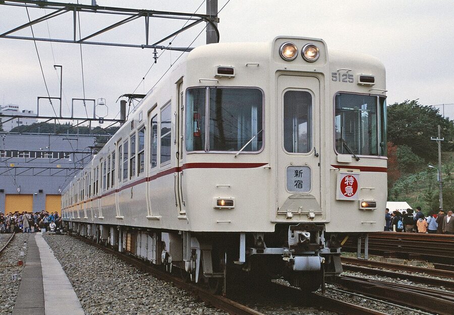 Keio Dewa 5000 work train