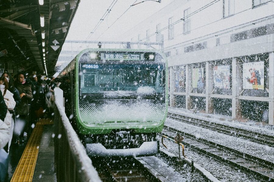 Keio Shinjuku Station platform during snowfall