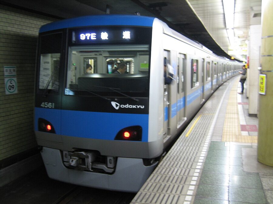 Odakyu 4000 series running on Tokyo Metro Chiyoda Line