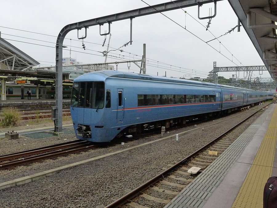 Odakyu 60000 MSE at Odawara Station