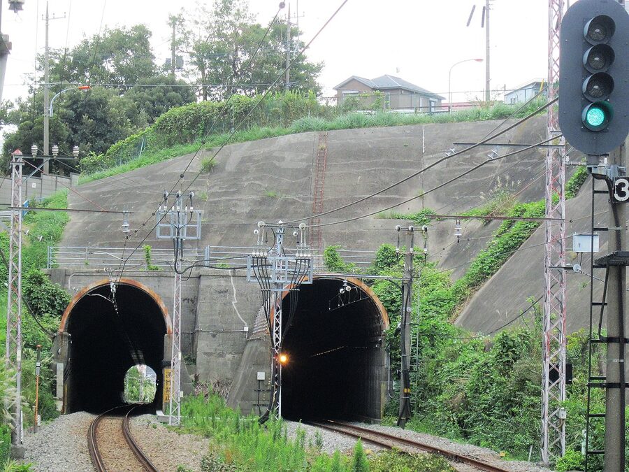 Odakyu Enoshima Line tunnel south of Zengyo Station