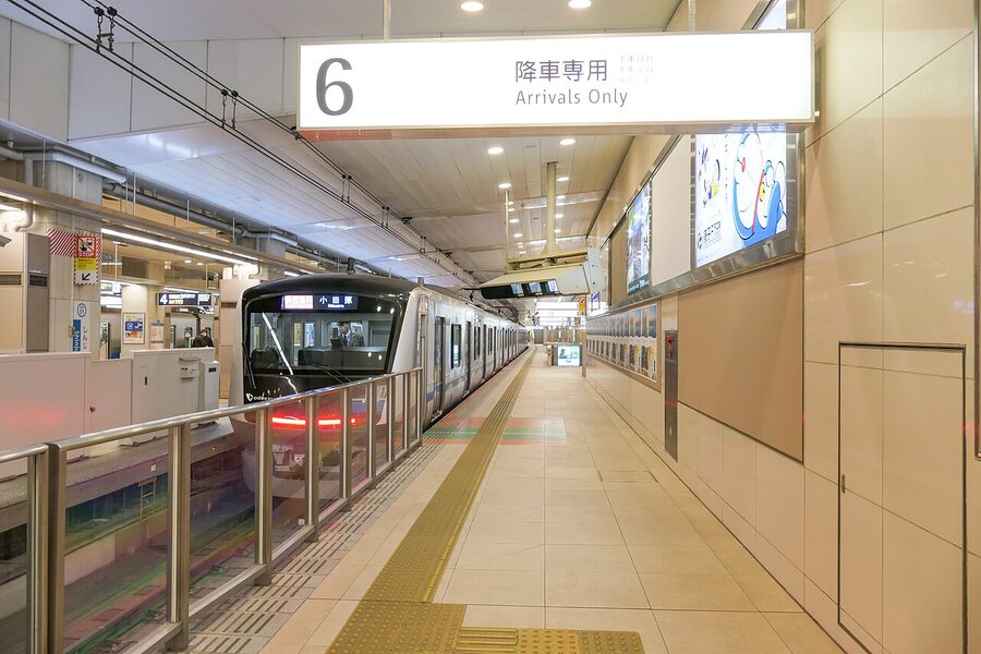 Odakyu Shinjuku Station ground platform line 6 for disembarkation