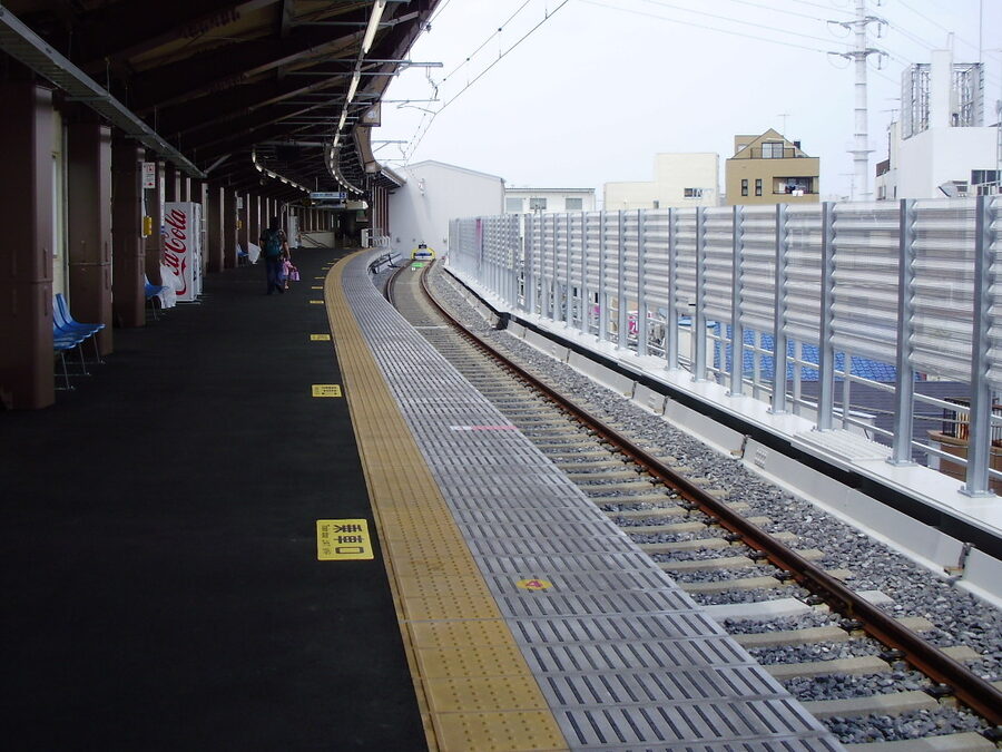 Keisei Takasago Station platform 5
