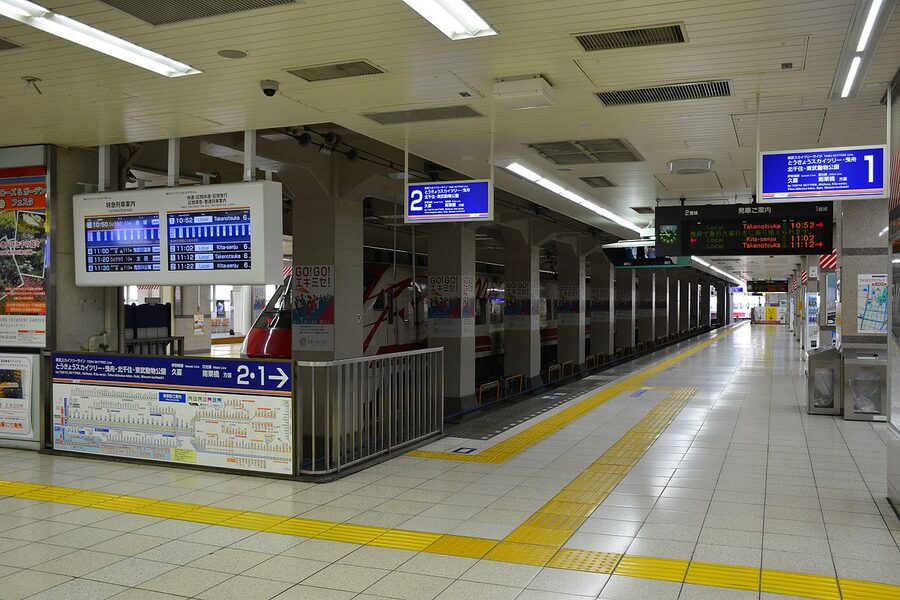 Tobu Asakusa Station platforms
