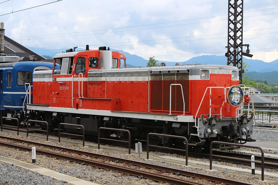 DE10 1099 diesel locomotive backing the SL Taiju